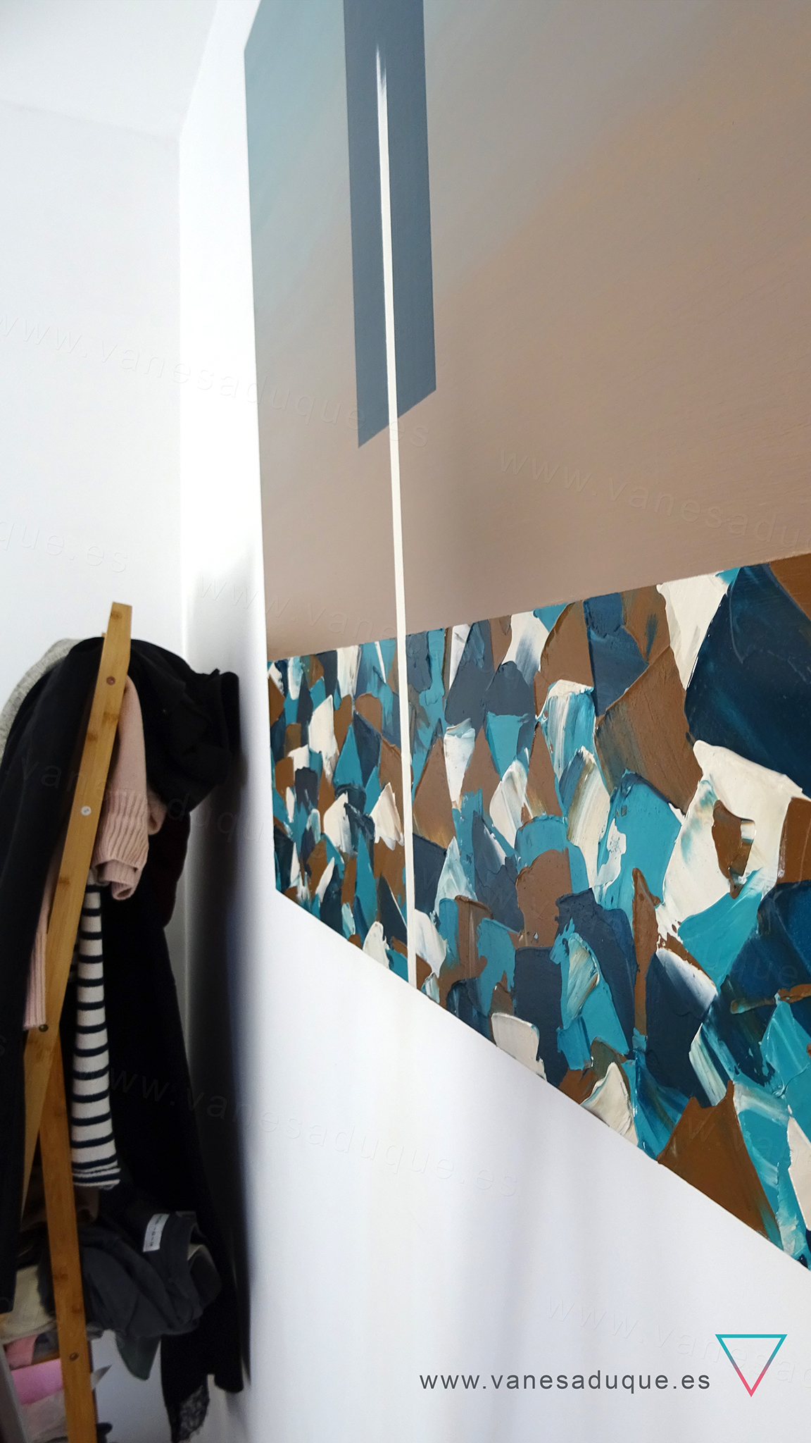 Cuadro Conexiones Nº2, sobre pared ladeado desde la derecha